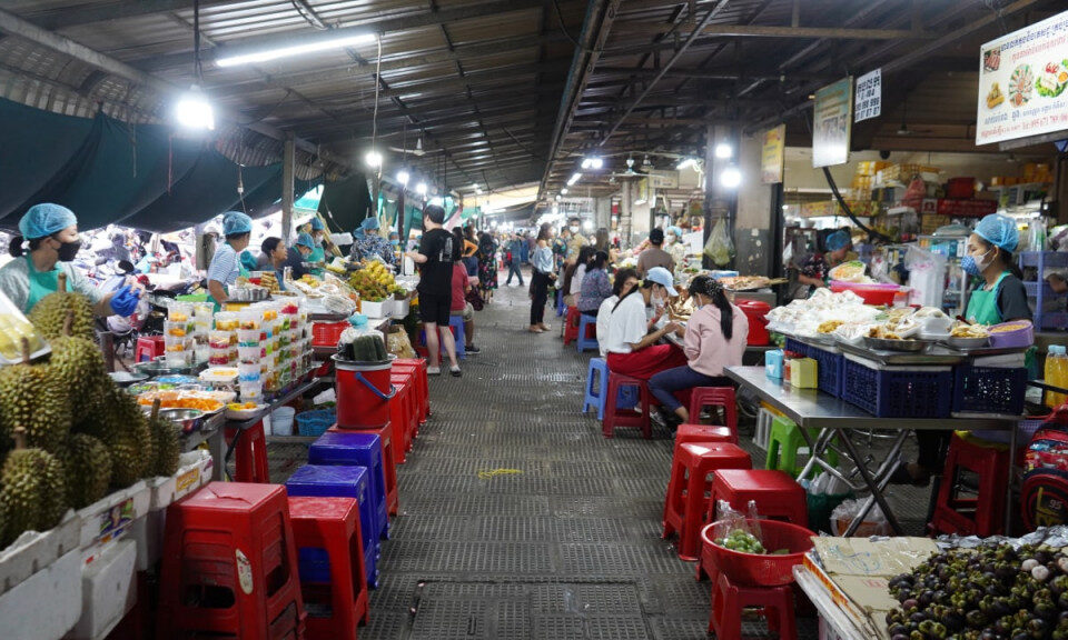 Central Market  (Phsar Thom Thmei) Hawkers areas © Thira