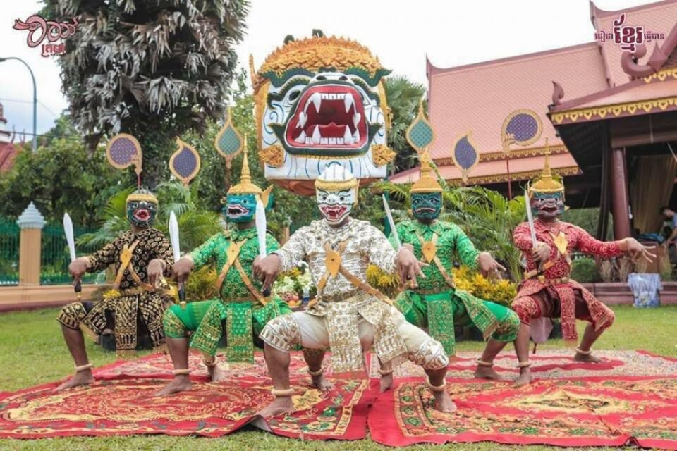 Lakhaon Khaol (Male Masked Theatre) 